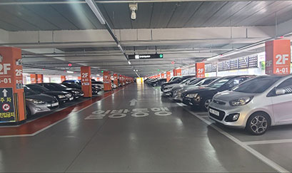 창원종합버스터미널 공영주차장 내부의 사진, 다양한 차들이 주차되어 있다.