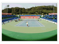 창원시립테니스장 관람석에서 바라본 주경기장의 코트, 선수들이 테니스를 치고 있다.