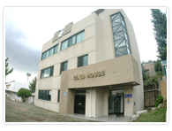 클럽하우스 측면에서 찍은 클럽하우스 전체건물의 모습