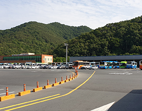 덕동차고지의 입구에서 바라본 차들이 주차된 모습