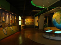 에너지전시관 2층 내부 사진이며, 우측에는 우리나라의 화석연료에 관한 설명과 지구본 모형이 위치해 있습니다.