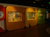 에너지전시관 2층 내부 사진으로 신재생에너지에 대한 이해를 높이기 위한 그림과 설명 자료(에너지 종류)가 전시되어 있습니다.