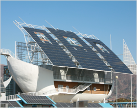 에너지전시관을 상징하는 배모형 뒤편에 설치되어 있는 태양광 패널로, 신재생에너지를 활용하여 전력을 생산하고 있는 모습입니다.