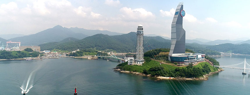인근 섬 우도에서 바라본 진해해양공원 전경사진입니다.