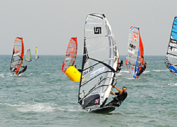 바다에서 윈드서핑을 체험하고 있는 모습으로, 보드위에 마스트를 세워 마스트에 있는 바를 잡고 세일을 움직임으로 바람을 이용해 항해할수 있는 장비입니다.