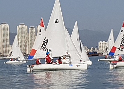 마산 앞바다에서 딩기요트 교육을 받고있는 사진이며, 딩기요트가 항해하는 방식은 세일을 이용해 바람의 힘으로 항해하는 소형 요트입니다.