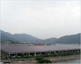 햇빛발전소의 거대한 발전판을 항공에서 바라본 사진